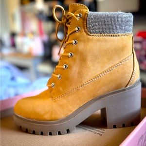 Timberland style women’s boots, size 10. Brand New